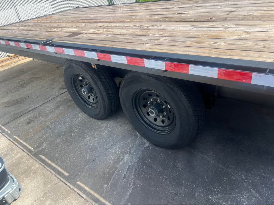 *INSTANT FINANCING* Like New 2024 28ft x 8 1/2 ft flatbed - deckover trailer