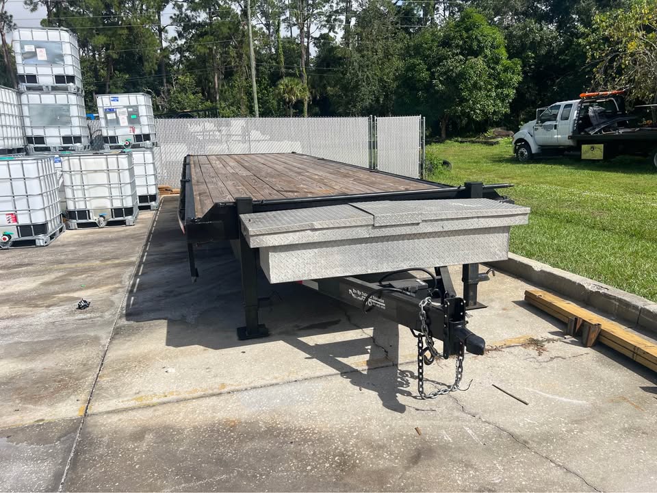 *INSTANT FINANCING* Like New 2024 28ft x 8 1/2 ft flatbed - deckover trailer